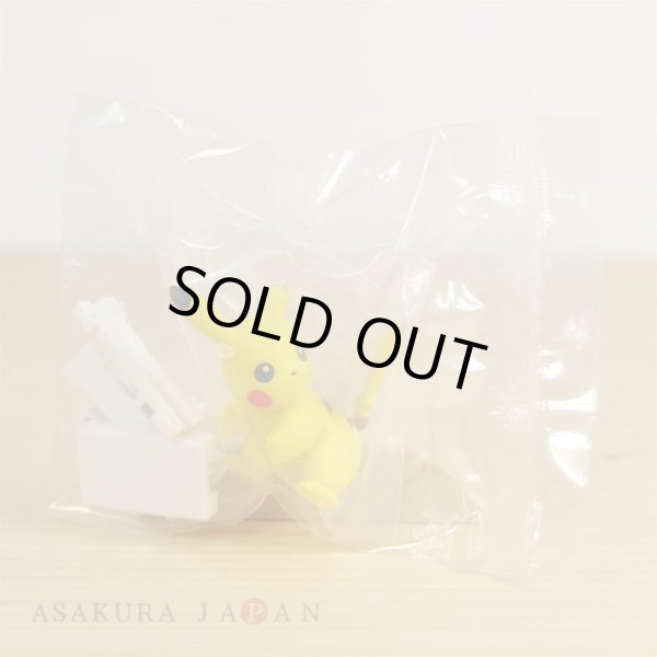Photo2: Pokemon 2018 Gacha Gyutto Dakitsuki Cable Cover Pikachu Mini Figure Cord Keeper (2)