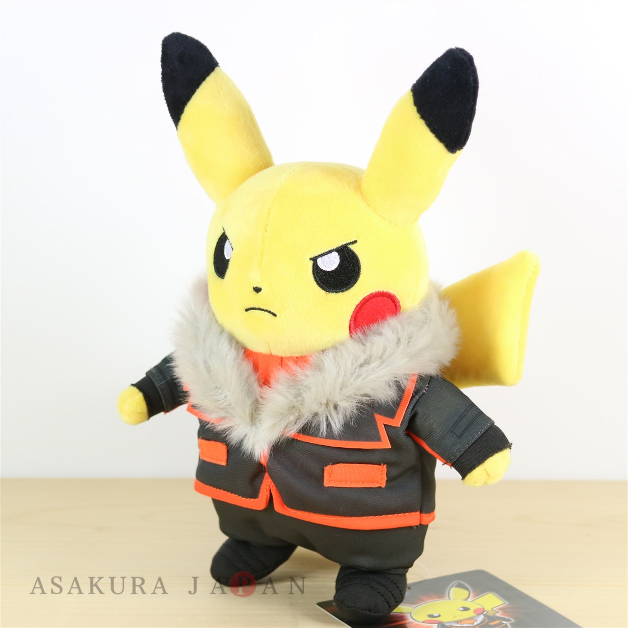 Peluche Pikachu Team Flare - N°1 Peluche Pokemon Officielle