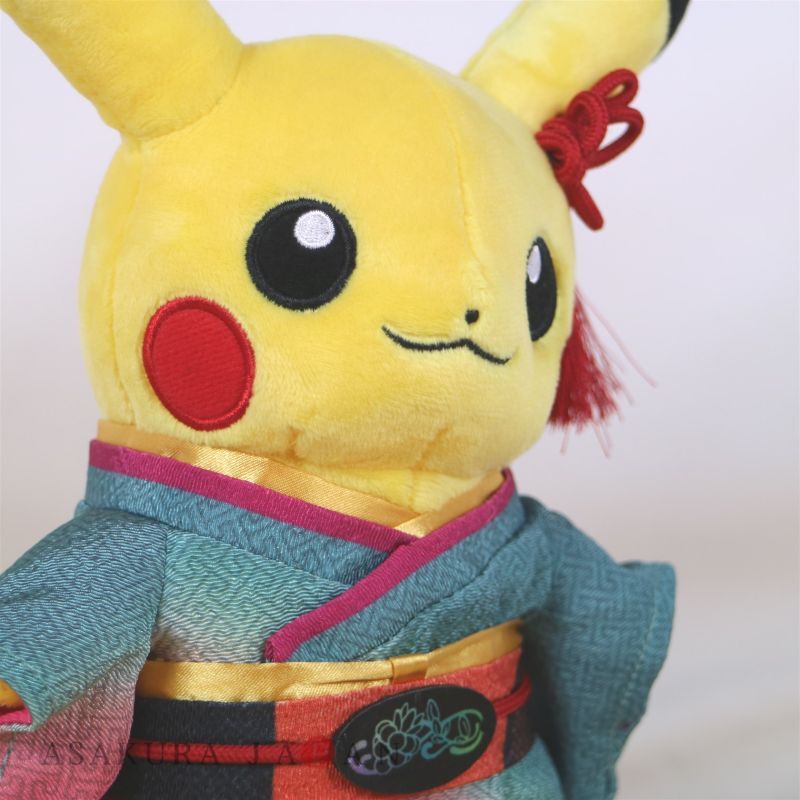 Peluche Pokémon × KOGEI Pikachu En Kimono - 22,6 Cm, Motif Kōji Tsunagi, édition Limitée